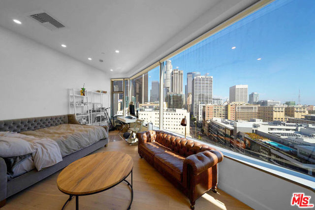 801 S Grand Avenue, Los Angeles CA: https://media.crmls.org/mediaz/248ec503-f1cd-44e2-b259-b90507209a10.jpg