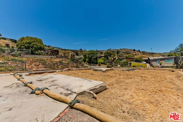 1033 Lachman Lane, Pacific Palisades CA: https://media.crmls.org/mediaz/248f18d4-9fe3-4cae-9523-4581538036b6.jpg
