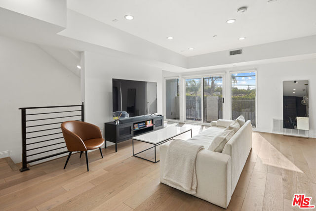 7365 Waring Avenue, Los Angeles CA: https://media.crmls.org/mediaz/248fe429-15ad-4ba7-a3ba-0649a136bfd8.jpg