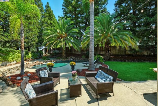 304 Dillon Court, Roseville CA: https://media.crmls.org/mediaz/24904b76-6302-408b-8b7e-ed562254817a.jpg