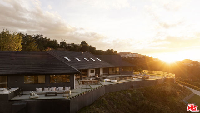 16401 Mulholland Drive, Los Angeles CA: https://media.crmls.org/mediaz/24908c9b-f2ea-469c-b2c0-be123d102c15.jpg