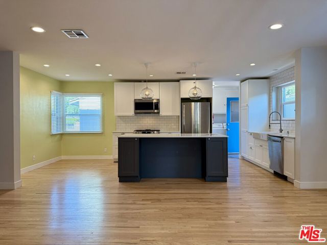 6938 Balboa Boulevard, Van Nuys CA: https://media.crmls.org/mediaz/2490e2e7-36b3-48b2-88fc-793bd08c4647.jpg