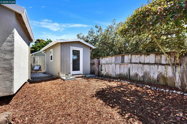423 Casa Del Mar Dr, Half Moon Bay CA: https://media.crmls.org/mediaz/249113fd-ebda-4e27-a079-546d6ded55b9.jpg