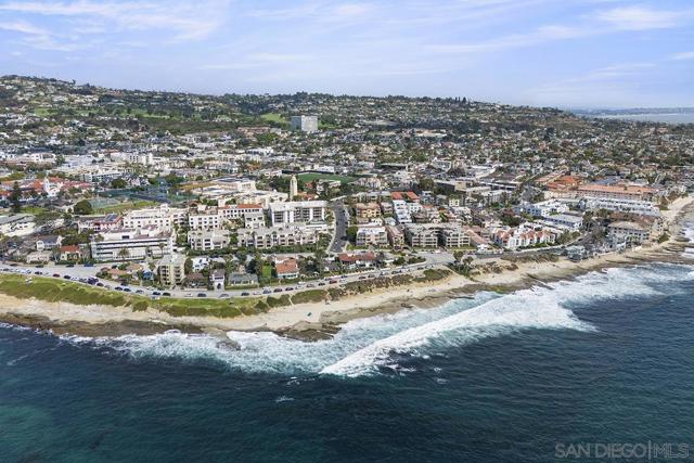 356 Prospect Street, La Jolla CA: https://media.crmls.org/mediaz/24919238-7a9a-494e-9fd5-eefedec3e312.jpg