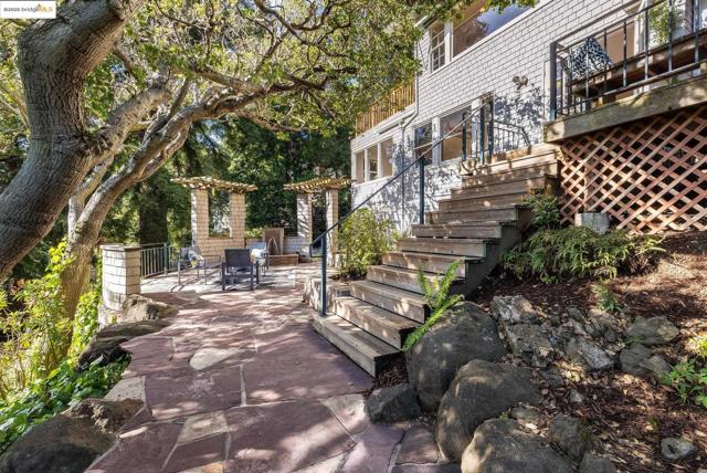 2671 Shasta Rd, Berkeley CA: https://media.crmls.org/mediaz/24923a4f-e3c8-4e21-b3b4-68910dfc7080.jpg