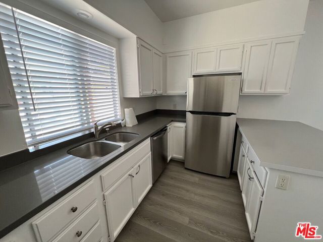 1837 18th Street, Santa Monica CA: https://media.crmls.org/mediaz/249281ee-8e28-445d-9cb8-b1ff5f435bb7.jpg