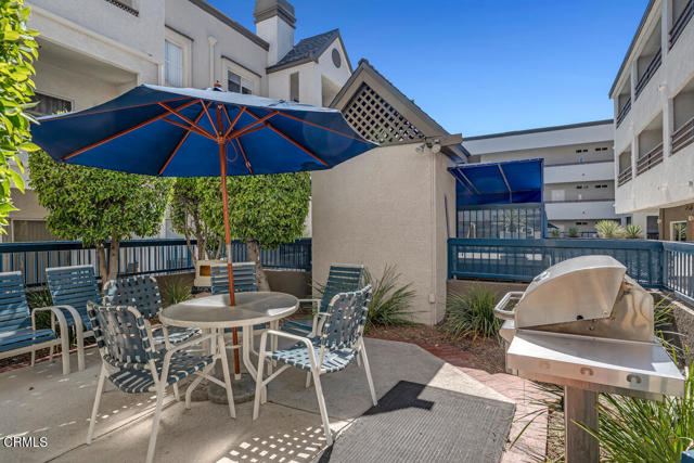 300 N El Molino Avenue, Pasadena CA: https://media.crmls.org/mediaz/249288fb-6a48-42e3-b596-dcfc5b306559.jpg