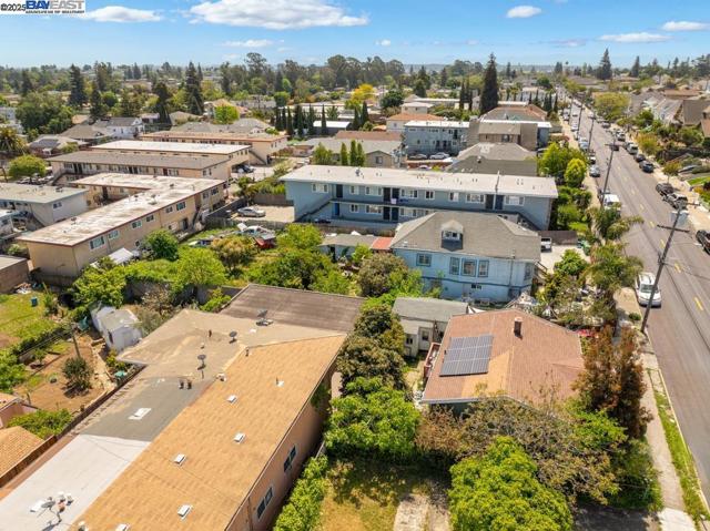 3003 School St, Oakland CA: https://media.crmls.org/mediaz/2492d91c-d940-46ca-a392-33ec95c7a172.jpg