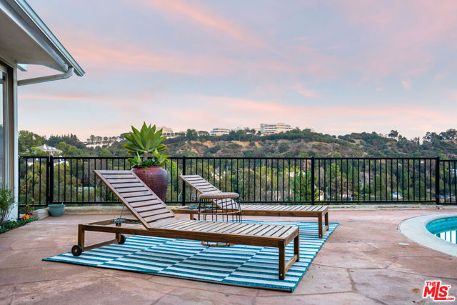 968 Kenfield Avenue, Los Angeles CA: https://media.crmls.org/mediaz/24940737-0952-457f-8f43-be7b262d4181.jpg