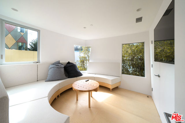 211 Entrada Drive, Santa Monica CA: https://media.crmls.org/mediaz/2494a0af-8e4c-4402-9956-194af12ee9ef.jpg
