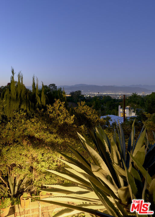 11764 Laurelcrest Drive, Studio City CA: https://media.crmls.org/mediaz/2494c1f9-2d4f-47c1-8203-9e7b2a6ce9be.jpg