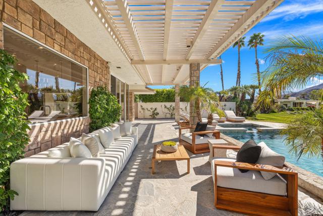 9 Regency Drive, Rancho Mirage CA: https://media.crmls.org/mediaz/249526e9-74bd-408a-8112-7b7265eb171a.jpg