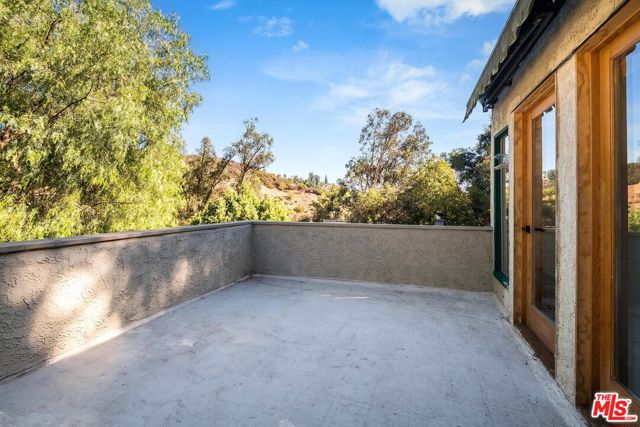 9622 Highland Gorge Drive, Beverly Hills CA: https://media.crmls.org/mediaz/24959a9a-9a35-4db6-8489-5761eb244a19.jpg