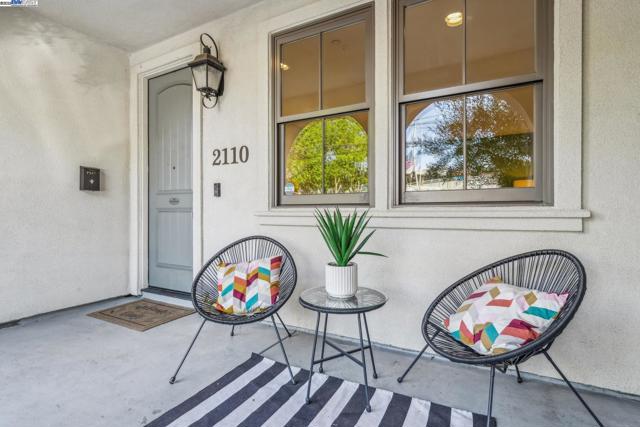 2110 Clement Ave, Alameda CA: https://media.crmls.org/mediaz/24966d43-437e-4bc3-b949-920296d2f968.jpg