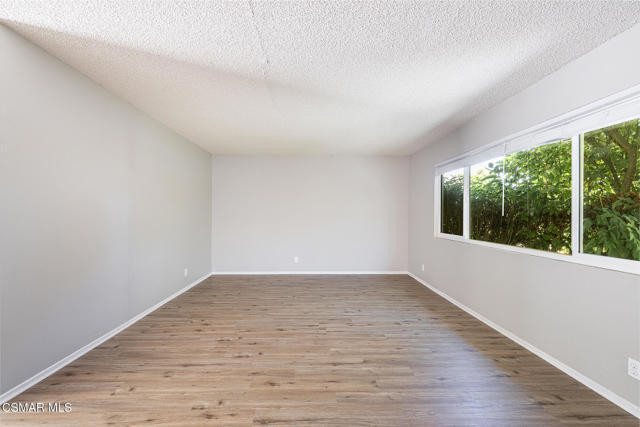 1077 Haven Avenue, Simi Valley CA: https://media.crmls.org/mediaz/2496e82b-362e-4361-9217-8d21e63356dc.jpg