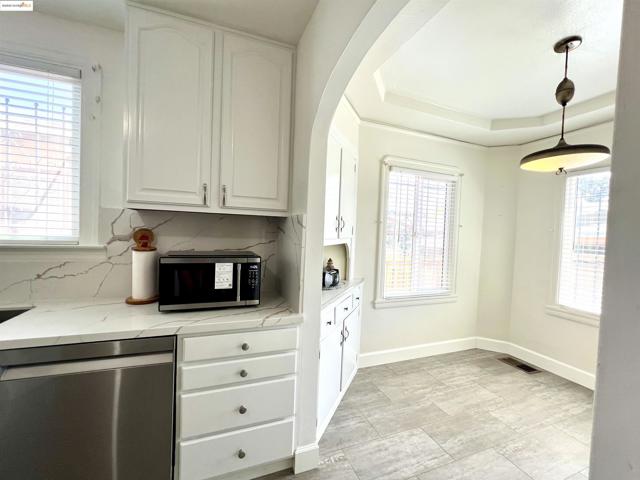 2526 64th Ave, Oakland CA: https://media.crmls.org/mediaz/24971170-d716-4719-9f2f-8bd8c1ed1f2b.jpg