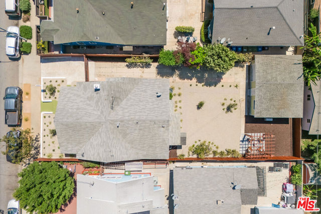 407 N Benton Way, Los Angeles CA: https://media.crmls.org/mediaz/2498bd1c-15fc-41bf-8726-2c6780c1cf41.jpg