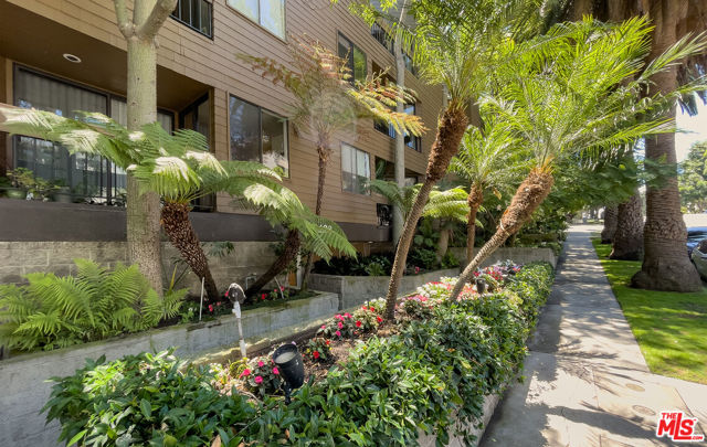 11628 Montana Avenue, Los Angeles, California 90049, 2 Bedrooms Bedrooms, ,3 BathroomsBathrooms,Condominium,For Sale,Montana,24420237