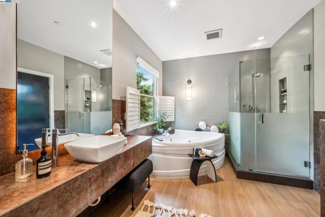 2005 TUNNEL RD, Oakland CA: https://media.crmls.org/mediaz/2498f821-dbd5-4430-8e11-1c93379bf791.jpg