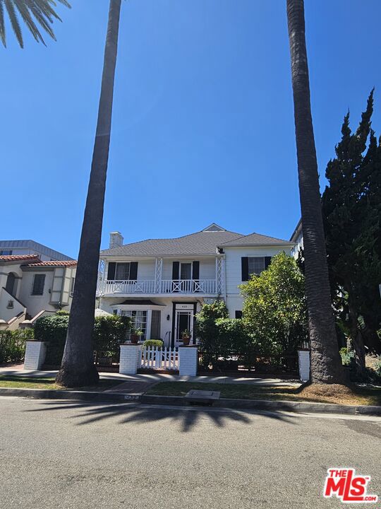 441 1/2 S Palm Drive, Beverly Hills CA: https://media.crmls.org/mediaz/249a2618-35ce-41bd-a29c-eafdd13c2331.jpg