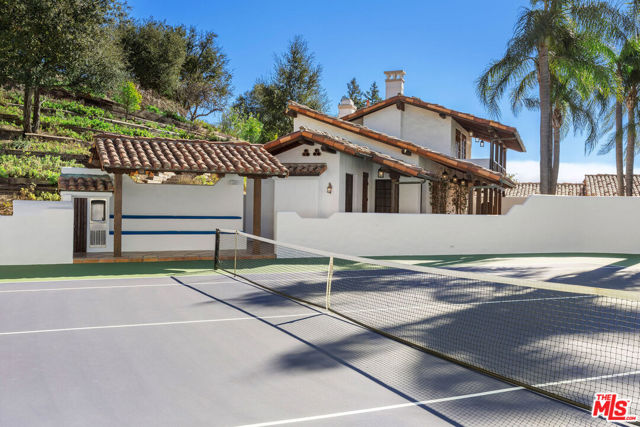 25127 Jim Bridger Road, Hidden Hills CA: https://media.crmls.org/mediaz/249acc6e-7b9c-4846-bd4a-88f1846089f0.jpg