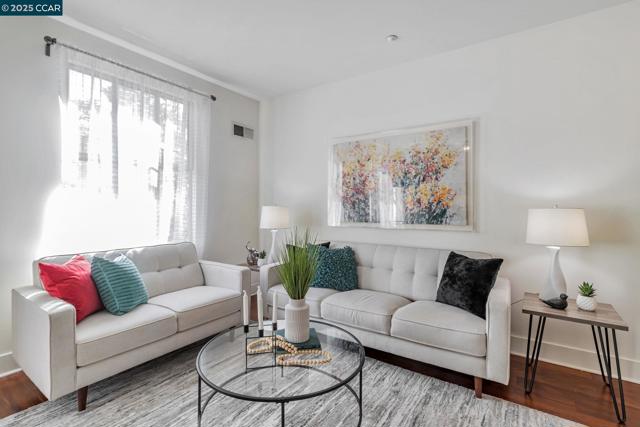 4395 Piedmont Ave, Oakland CA: https://media.crmls.org/mediaz/249af5ea-1b5b-4209-9536-18b74023c345.jpg
