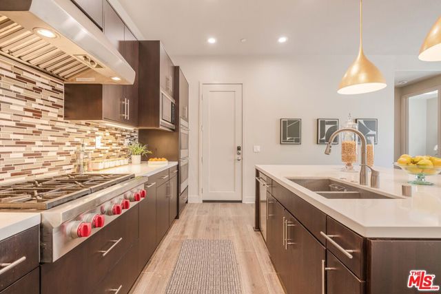 13042 W North Icon Circle, Playa Vista CA: https://media.crmls.org/mediaz/249b5233-8d39-4c14-8091-9458c610b3d3.jpg