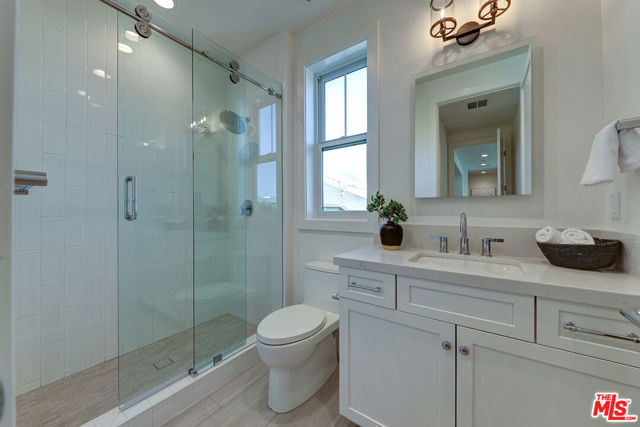 11729 Hartsook Street, Valley Village CA: https://media.crmls.org/mediaz/249d9379-4f35-44ae-9c33-ea705efeedd0.jpg