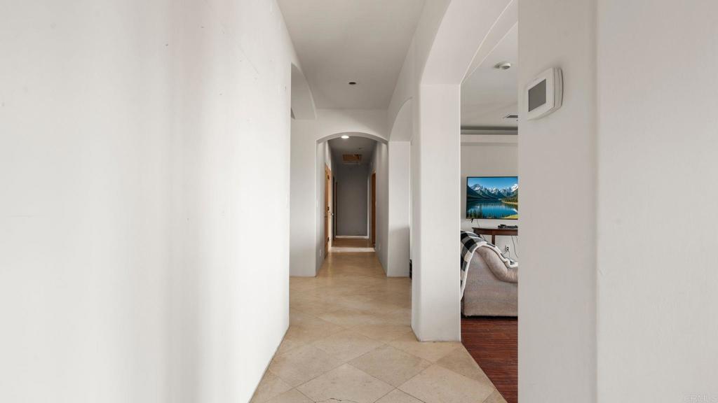 https://media.crmls.org/mediaz/249e6480-5ce3-463e-8232-c4adfab07d11.jpg?preset=X-Large