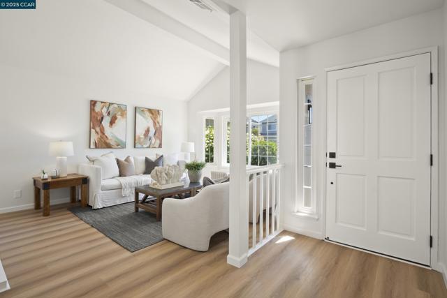 39 Crane Ct, Alameda CA: https://media.crmls.org/mediaz/249ee64a-3725-4c79-9197-4c1bb904a424.jpg