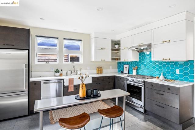1334 Derby St, Berkeley CA: https://media.crmls.org/mediaz/249fb23d-e7cf-4a65-9722-552de05a9182.jpg