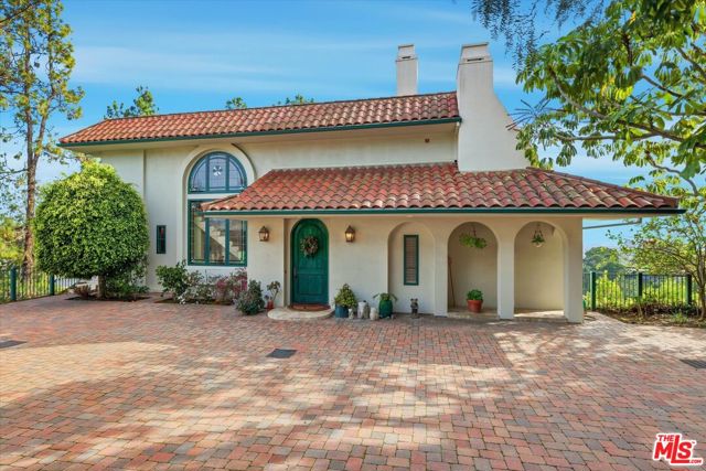 1284 Lago Vista Drive, Beverly Hills CA: https://media.crmls.org/mediaz/24a07ed7-abdd-4f69-8312-f3a8f733339c.jpg