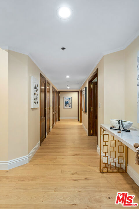 9249 Burton Way, Beverly Hills CA: https://media.crmls.org/mediaz/24a2a276-d79f-422d-9c29-10b6ebfcf291.jpg