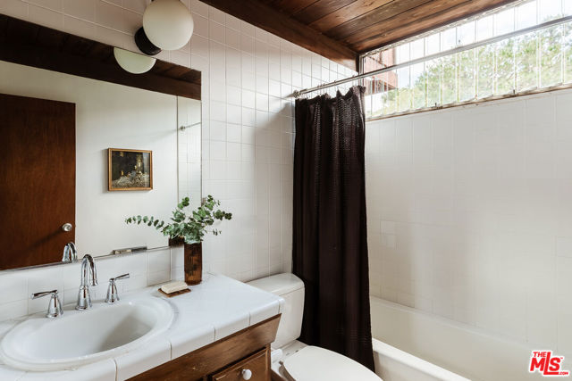 10412 Hebron Lane, Los Angeles CA: https://media.crmls.org/mediaz/24a35aeb-0623-4552-984c-90746f386652.jpg