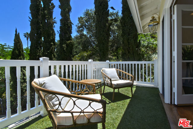 15474 Loom Place, Sherman Oaks CA: https://media.crmls.org/mediaz/24a3cd55-9079-4a9a-a805-b07b8ce37398.jpg