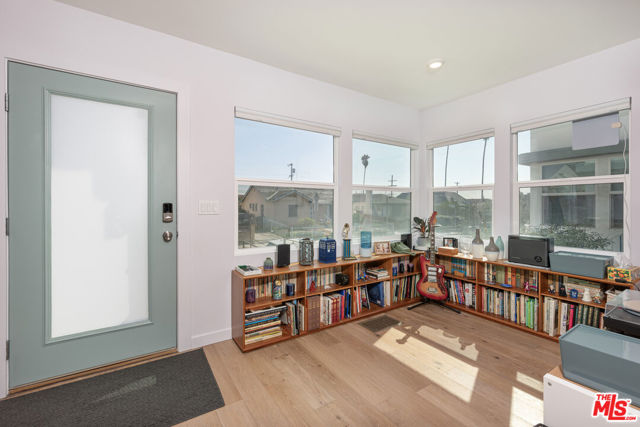 1005 N Alexandria Avenue, Los Angeles CA: https://media.crmls.org/mediaz/24a3d2dd-5583-4431-9d9d-924e4705639a.jpg