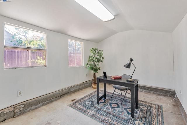 2720 Short St, Oakland CA: https://media.crmls.org/mediaz/24a40fe9-4ea6-48ce-bac7-009bfe19b378.jpg
