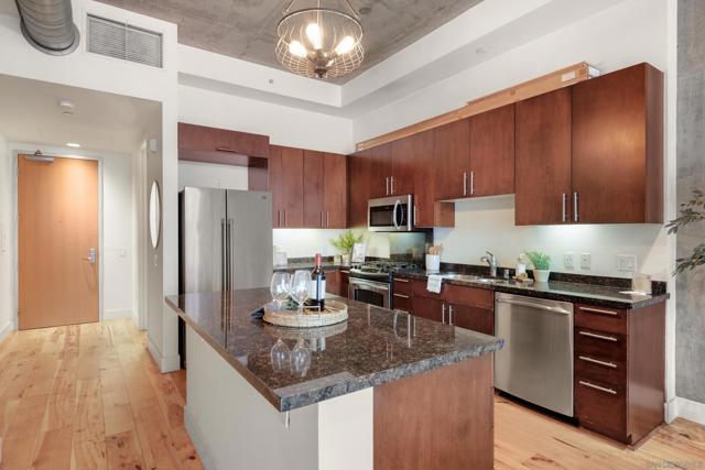 1025 Island Ave, San Diego CA: https://media.crmls.org/mediaz/24a42406-1644-4393-8fac-60e23acb1362.jpg