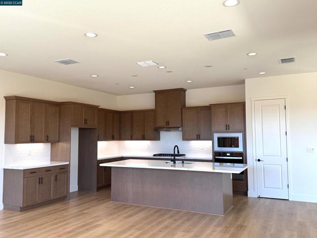 17585 Bushwick Lane, Lathrop CA: https://media.crmls.org/mediaz/24a4a4d8-71f0-458d-9859-3926ec9f63fd.jpg