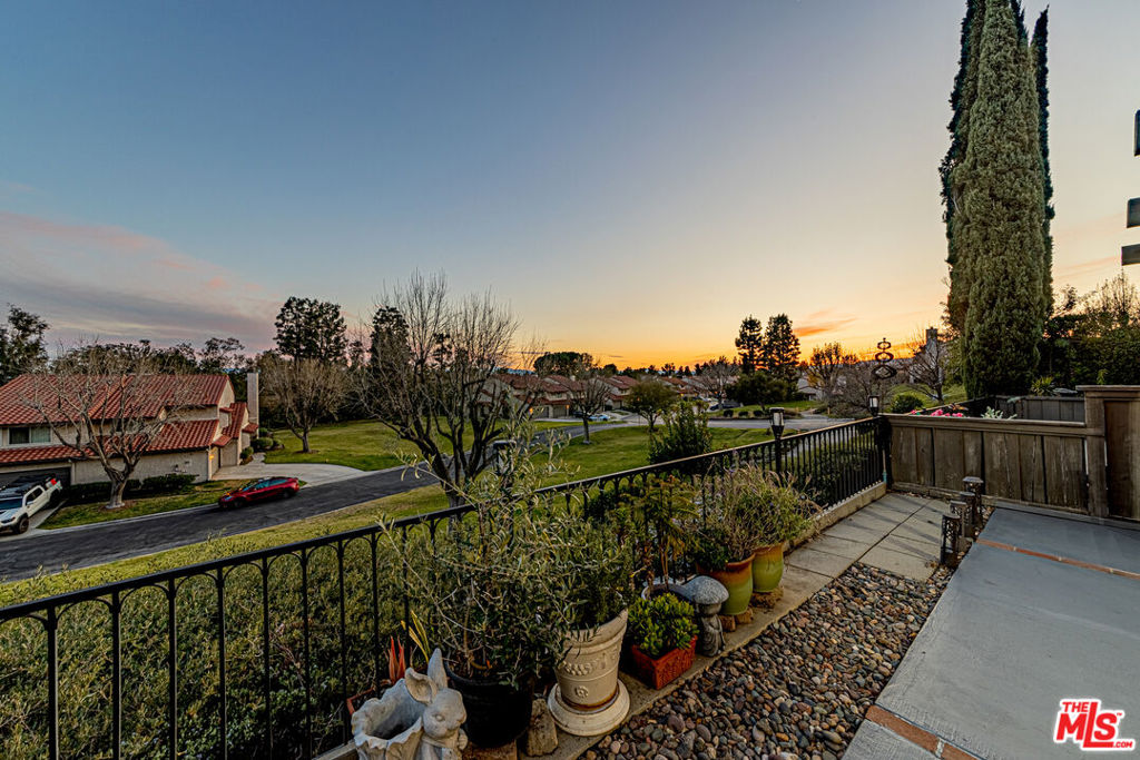 https://media.crmls.org/mediaz/24a4c901-a1df-4f80-b09f-7adf68bc050f.jpg?preset=X-Large