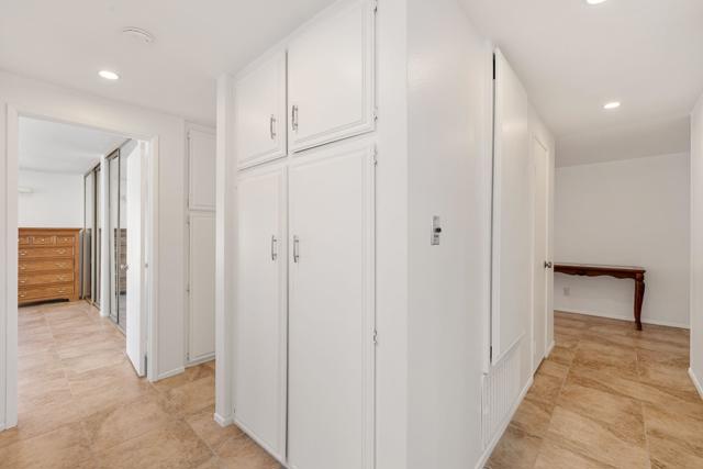 2050 Silver Oak Way, Hemet CA: https://media.crmls.org/mediaz/24a86856-a0cf-47b0-aad5-fb113310f623.jpg