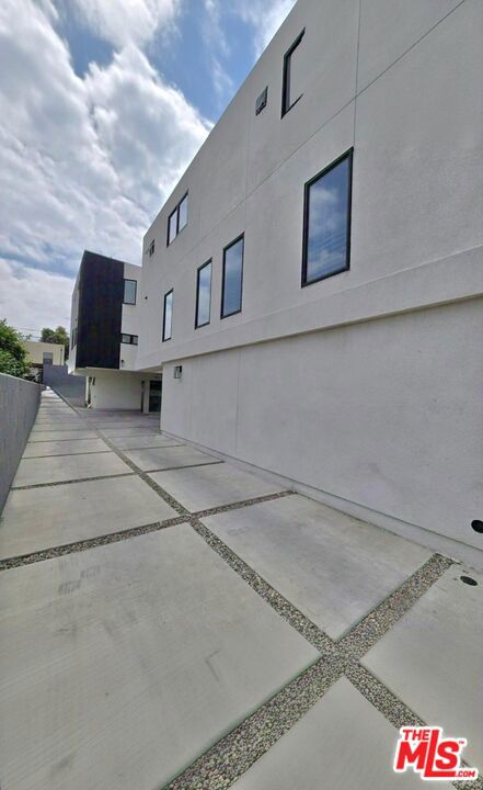1724 Menlo Avenue, Los Angeles CA: https://media.crmls.org/mediaz/24a8686f-73d2-418f-bae6-c0d50837941d.jpg