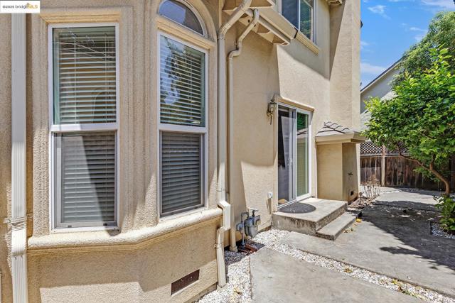 35 Amherst Ct, Menlo Park CA: https://media.crmls.org/mediaz/24a8866d-7898-4221-a1f0-b15edb2ecb56.jpg