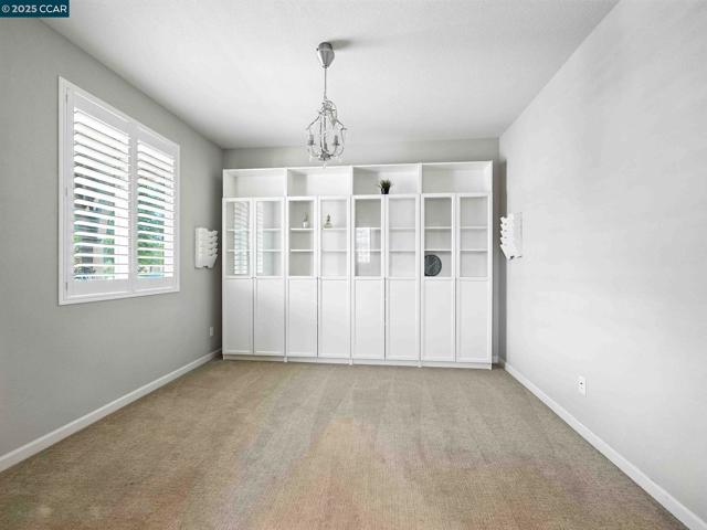 2433 Sanders Ln, Fairfield CA: https://media.crmls.org/mediaz/24a951f8-9b04-4de7-8e84-9bc784bb9ccd.jpg
