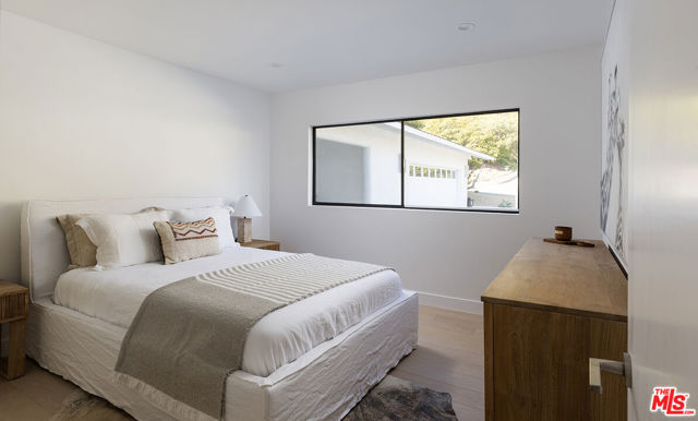 20374 Seaboard Road, Malibu CA: https://media.crmls.org/mediaz/24aa31d1-9756-46a1-aacf-e70382930e0d.jpg