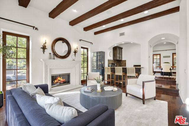 18414 Corazon Circle, Tarzana CA: https://media.crmls.org/mediaz/24ab2683-c6f0-4b16-8f5f-2dcbdd2d0e6b.jpg
