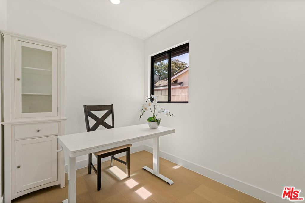 https://media.crmls.org/mediaz/24ab7089-124d-44e3-8b4a-f5f7585d29cb.jpg?preset=X-Large