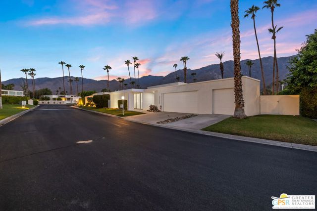 2723 S Kings Road, Palm Springs CA: https://media.crmls.org/mediaz/24ac1dce-5d0f-4943-bc8f-f51f0fc71eaa.jpg