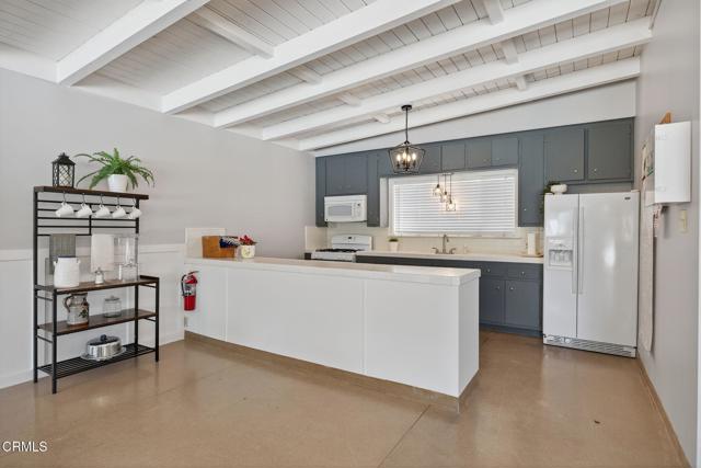 1075 Loma Drive, Ojai CA: https://media.crmls.org/mediaz/24ad1367-7db6-420f-ae55-d61db89b051f.jpg