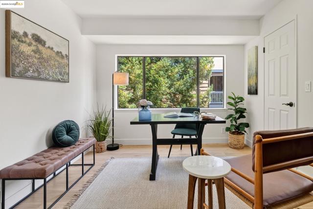 221 Village Pl, Martinez CA: https://media.crmls.org/mediaz/24ae30e9-981d-4ed5-a4c2-bf3e3f19a286.jpg